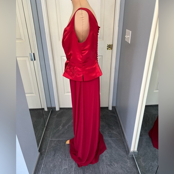 Bella Formals by Venus Red Formal Bridesmaid Dress Embroidered Sleeveless - Picture 6 of 7